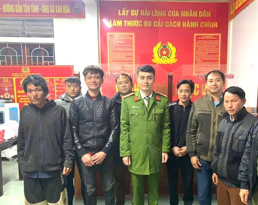 Công an xã Nâm Càn đưa anh H.Đ.L (ngoài cùng bên trái) về với gia đình an toàn.