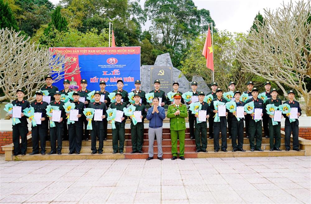 Đảng bộ Phòng Cảnh sát cơ động tổ chức kết nạp đảng viên mới tại Khu Di tích lịch sử quốc gia Nà Tu, xã Cẩm Giàng, huyện Bạch Thông, tỉnh Bắc Kạn - một trong những nội dung của mô hình “Đổi mới, nâng cao hiệu quả công tác giáo dục chính trị tư tưởng đối với lực lượng Cảnh sát cơ động”.