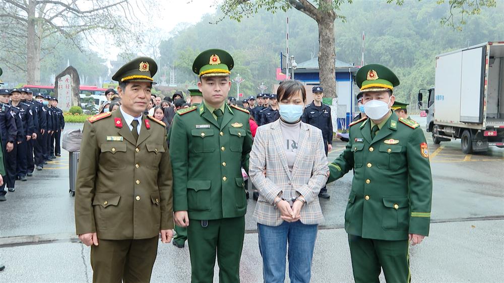Lực lượng chức năng dẫn giải đối tượng truy nã Lê Thị Hương để bàn giao cho Công an tỉnh Thanh Hóa xử lý theo thẩm quyền.