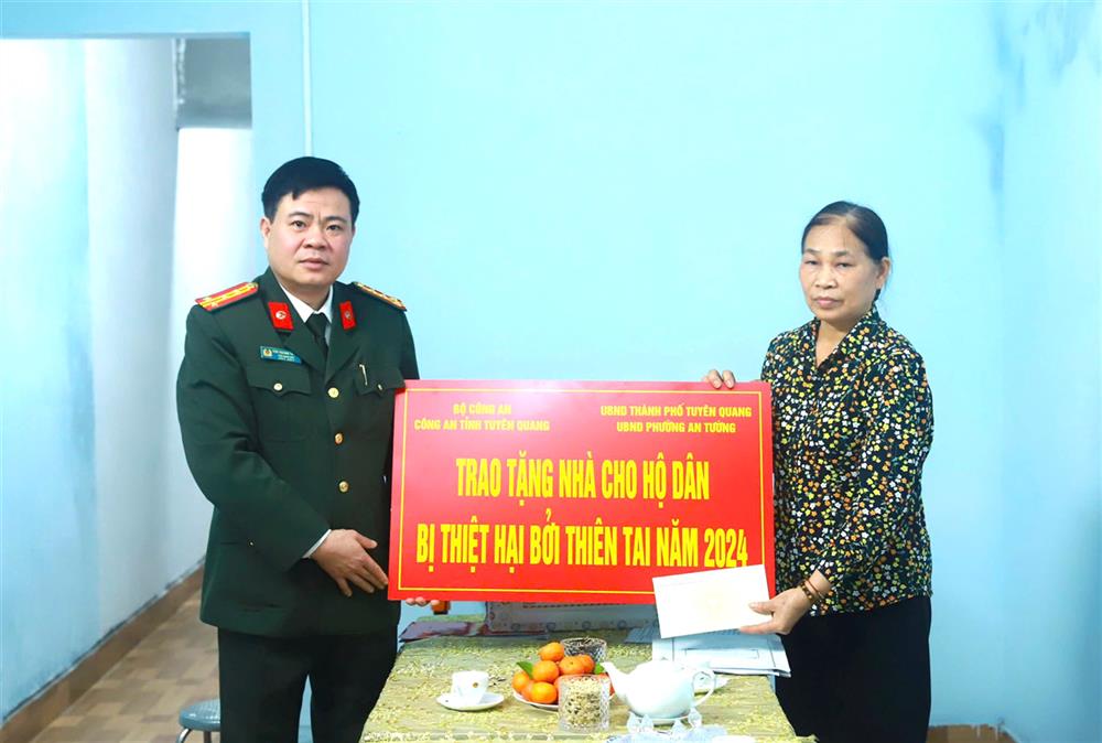 Thừa uỷ quyền của Bộ Công an, lãnh đạo Công an tỉnh Tuyên Quang trao nhà tặng gia đình bà Mai Thuý Thanh.