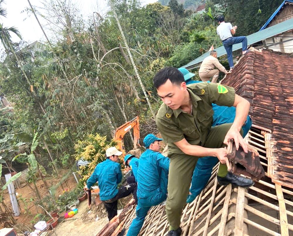 Lực lượng bảo vệ an ninh, trật tự thị trấn Vĩnh Lộc tích cực tham gia đóng góp ngày công hỗ trợ sửa chữa và xây dựng nhà mới.