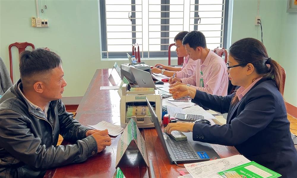 Phòng Giao dịch Ngân hàng chính sách xã hội thị xã Đức Phổ và chính quyền địa phương làm các thủ tục giải ngân cho người hoàn lương vay.