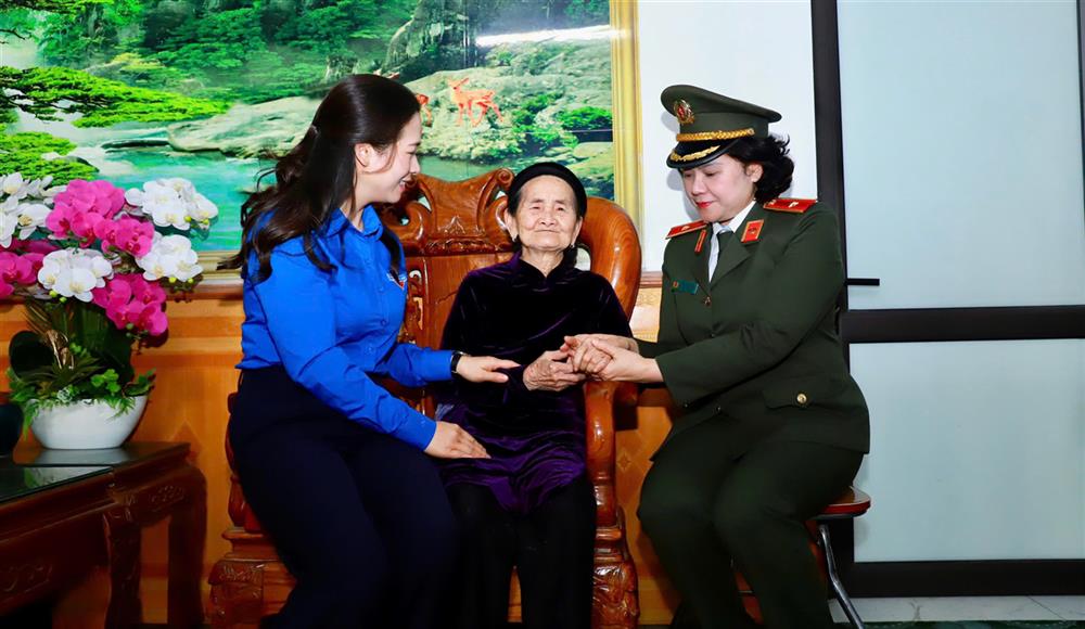 Thiếu tướng Ngô Hoài Thu, Phó Cục trưởng Cục Công tác chính trị, Bộ Công an và đồng chí Dương Minh Nguyệt, Chủ tịch Hội Liên hiệp Thanh niên Việt Nam tỉnh Tuyên Quang thăm hỏi, tặng quà Mẹ Việt Nam Anh hùng.
