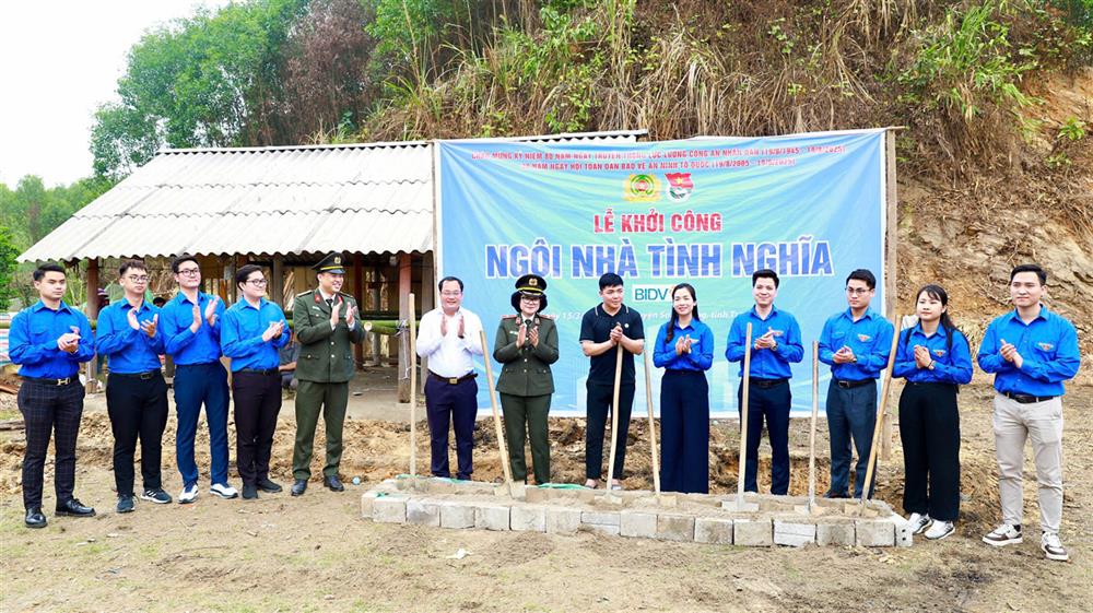 Các đồng chí trong Ban Tổ chức và nhà tài trợ tham gia di dời nhà và tiến hành khởi công xây dựng nhà tình nghĩa tặng hộ gia đình có hoàn cảnh khó khăn trên địa bàn huyện Sơn Dương, tỉnh Tuyên Quang