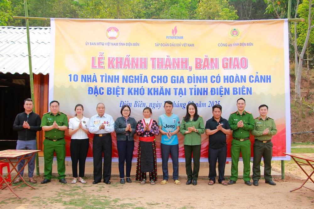 Đoàn tổ chức Lễ Khánh thành, bàn giao nhà tình nghĩa cho gia đình anh Vàng A Cá, bản Nậm Chim 1, xã Si Pa Phìn, huyện Nậm Pồ.