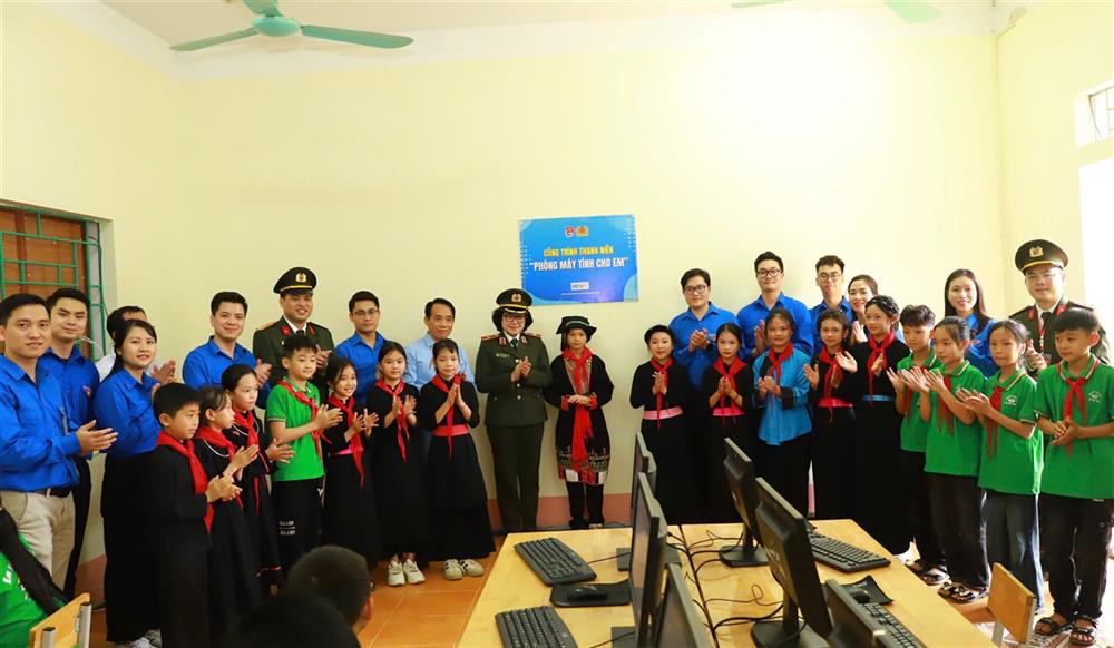 Ban Tổ chức khánh thành công trình “Phòng máy tính cho em”, thư viện sách và trao học bổng tặng các em học sinh trên địa bàn huyện Sơn Dương, tỉnh Tuyên Quang.