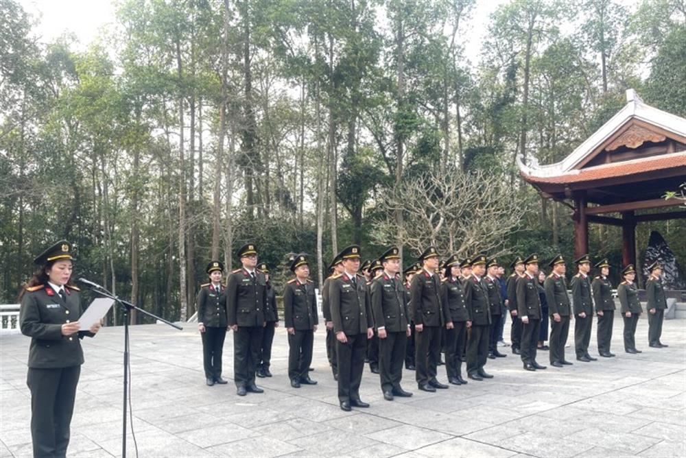 Đoàn đại biểu Cục Công nghiệp an ninh báo công dâng Bác tại Khu di tích K9.