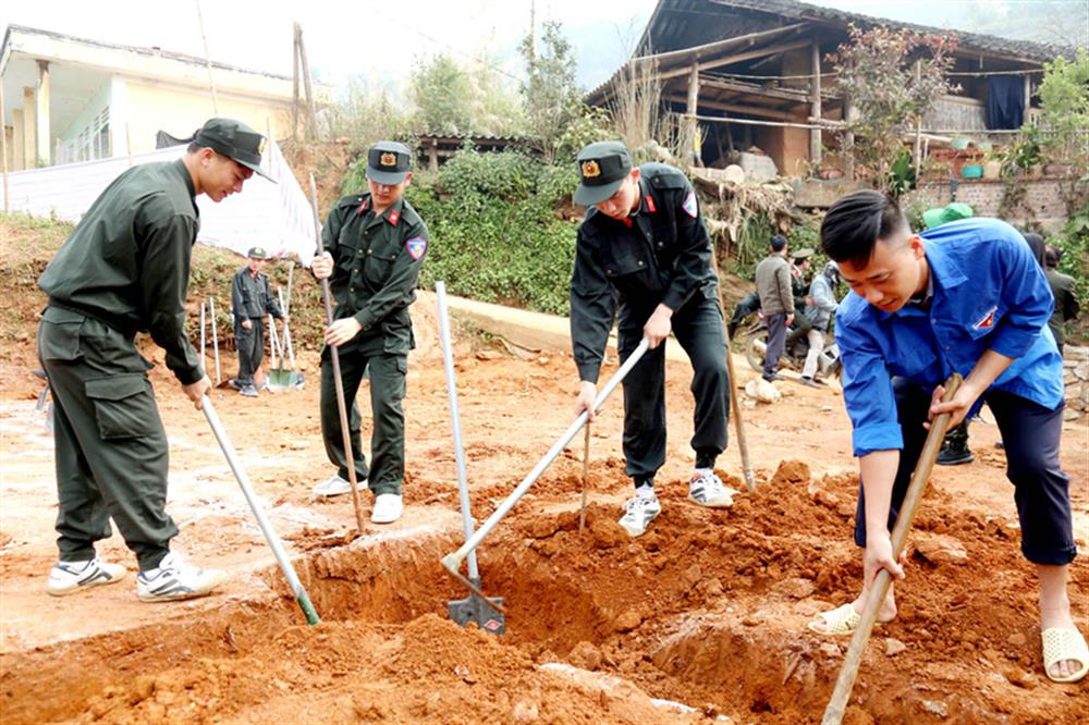 Lực lượng Công an tỉnh cùng cán bộ, công chức và Nhân dân thôn Lùng Cháng, xã Thèn Phàng hỗ trợ hộ dân xóa nhà tạm, nhà dột nát.