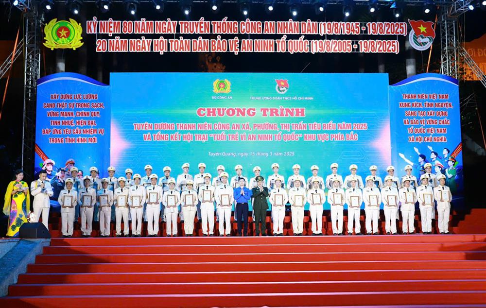 Trung tướng Nguyễn Ngọc Toàn; đồng chí Nguyễn Minh Triết, trao chứng nhận tuyên dương thanh niên Công an xã, phường, thị trấn tiêu biểu năm 2025.