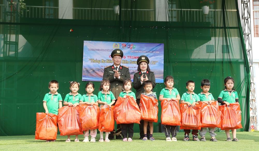 Phòng Công tác chính trị Công an tỉnh Bắc Ninh và Công an tỉnh Cao Bằng tặng quà các em học sinh có hoàn cảnh khó khăn của Trường Mầm non xã Thị Hoa.