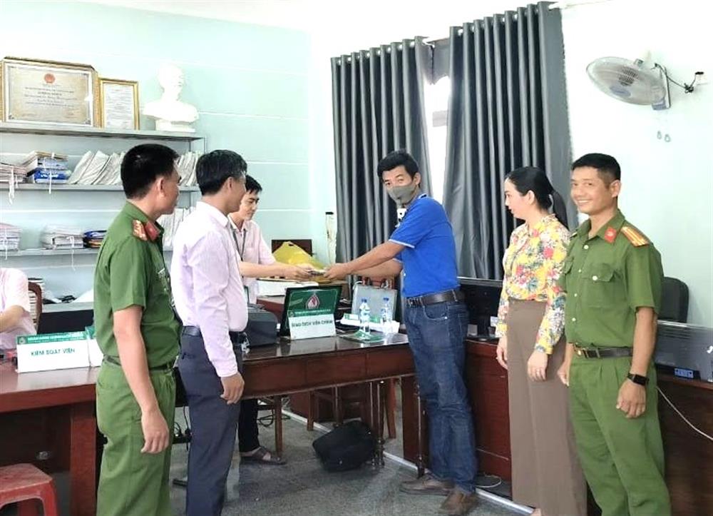 Phòng Giao dịch Ngân hàng chính sách xã hội huyện Ba Tơ phối hợp Công an huyện Ba Tơ trao tiền cho người hoàn lương vay.