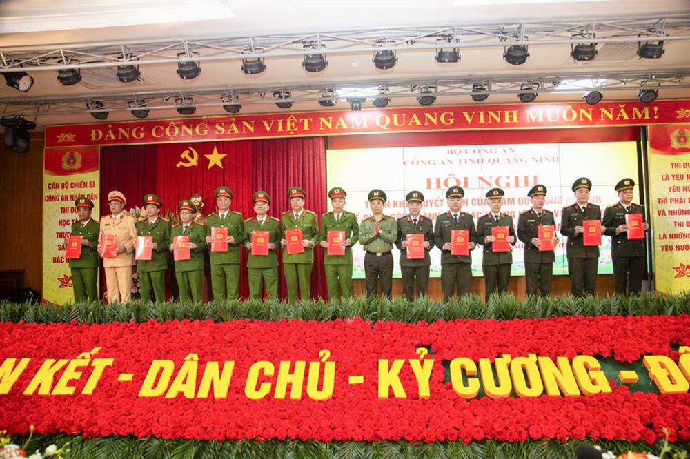Đại tá Trần Văn Phúc, Giám đốc Công an tỉnh trao quyết định về việc phân công lãnh đạo phòng nghiệp vụ phụ trách Công an các xã, phường, thị trấn.