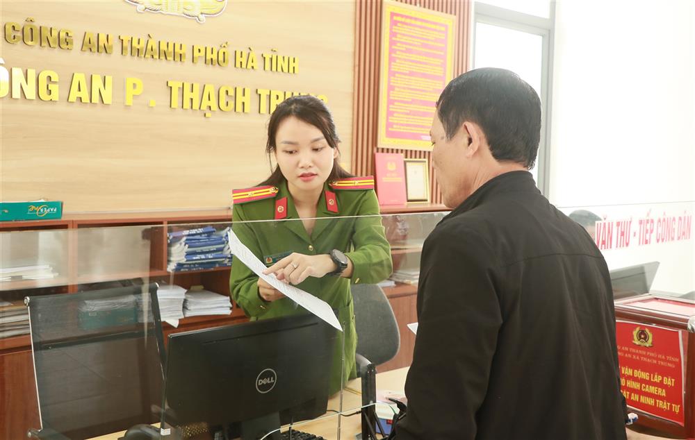 2. Thiếu tá Nguyễn Thị Kim Sen luôn nhiệt tình, vui vẻ, tận tình hướng dẫn các thủ tục hành chính đến công dân.