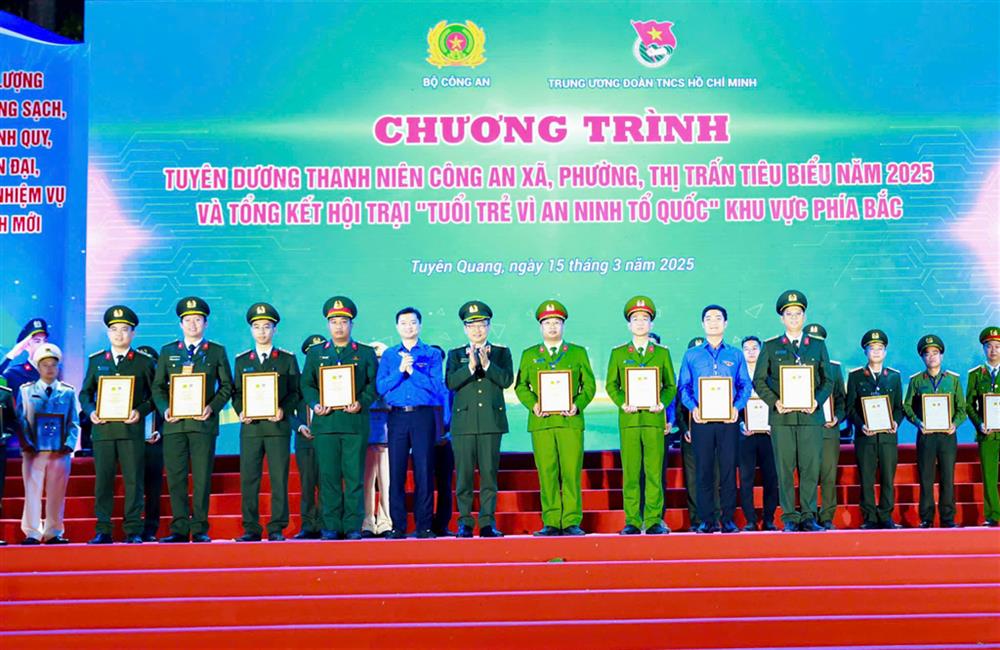Ban Tổ chức trao giải A tặng các đơn vị tham gia Hội trại.
