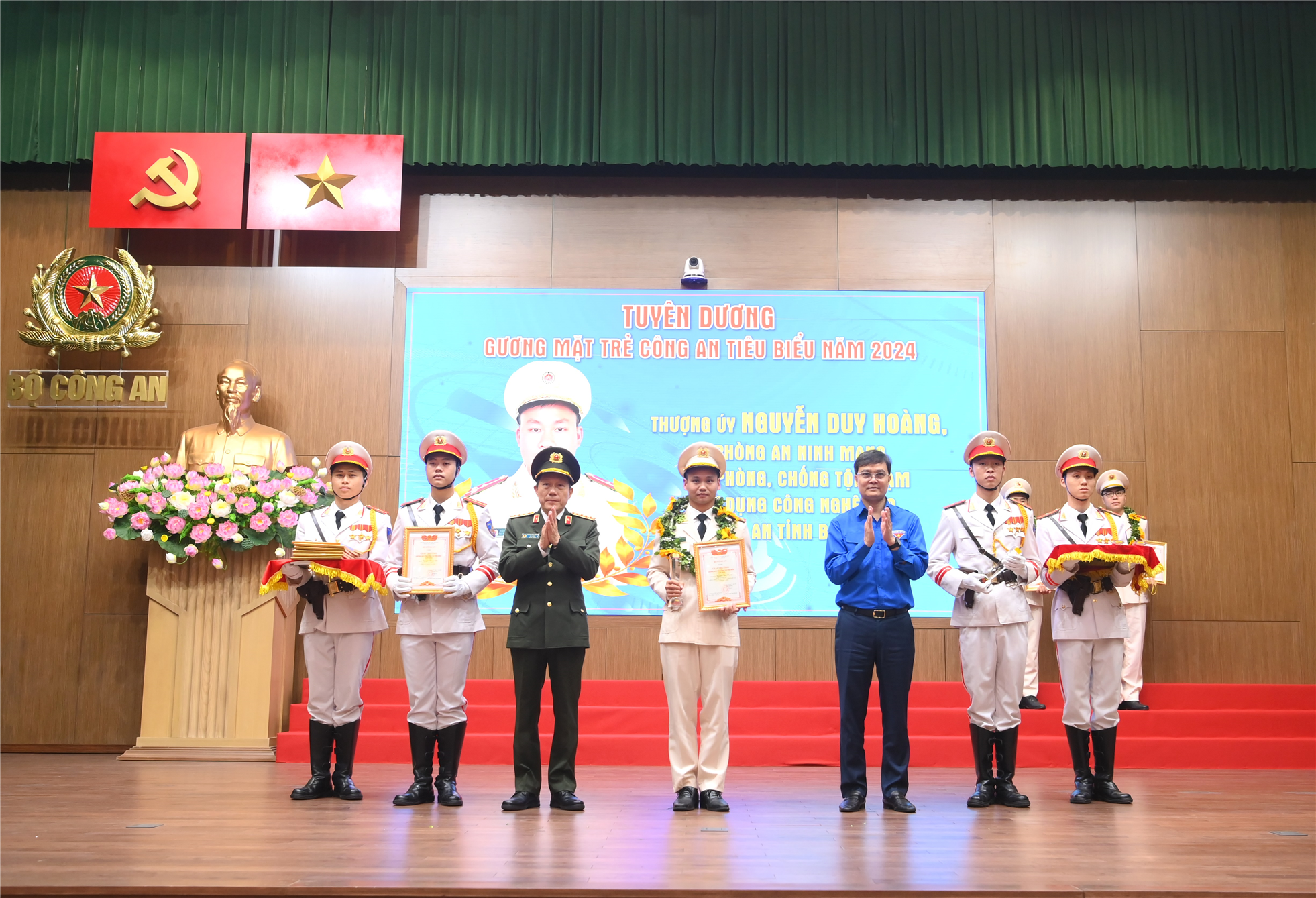Thượng úy Nguyễn Duy Hoàng vinh dự được Bộ Công an vinh danh là “Gương mặt trẻ Công an tiêu biểu” năm 2024.