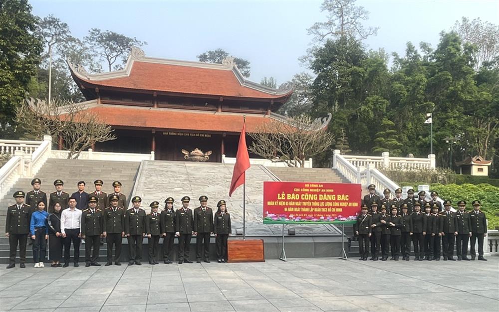 Đoàn đại biểu chụp ảnh lưu niệm tại Nhà tưởng niệm Chủ tịch Hồ Chí Minh (Khu di tích K9, Đá Chông).