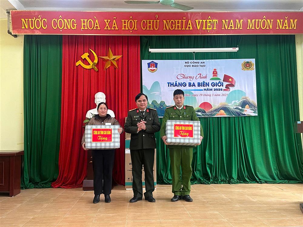 Công an tỉnh Cao Bằng tặng quà Công an xã và chính quyền xã Quang Hán