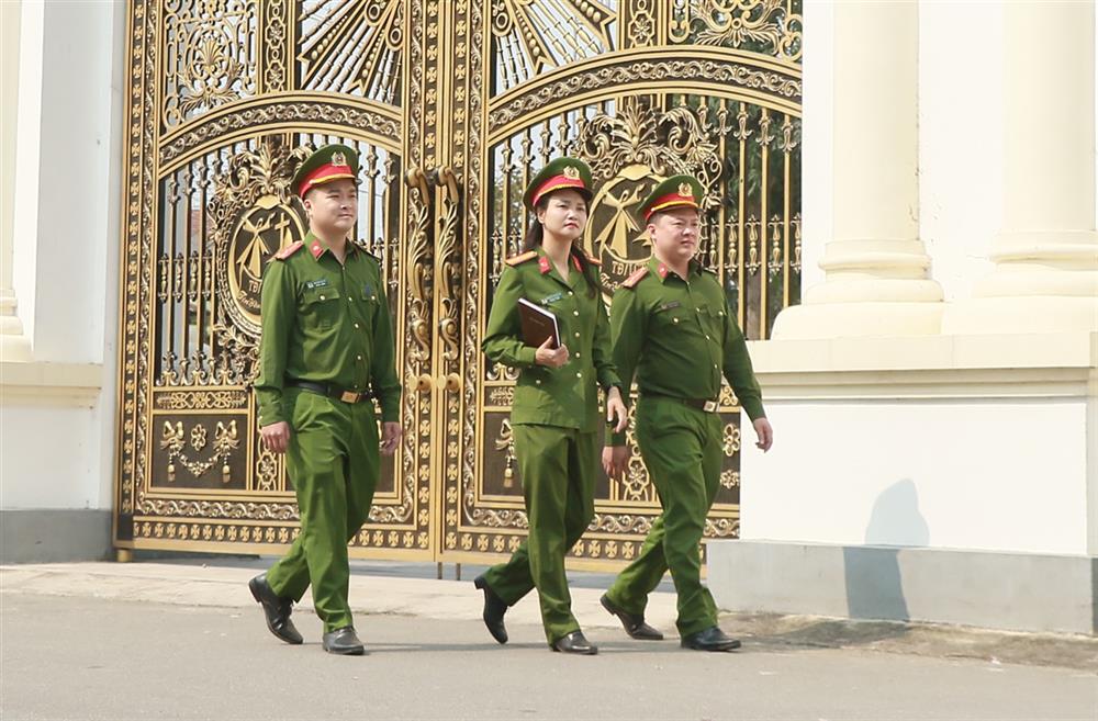 Thiếu tá Nguyễn Thị Kim Sen cùng cán bộ, chiến sĩ tuần tra đảm bảo ANTT trên địa bàn.