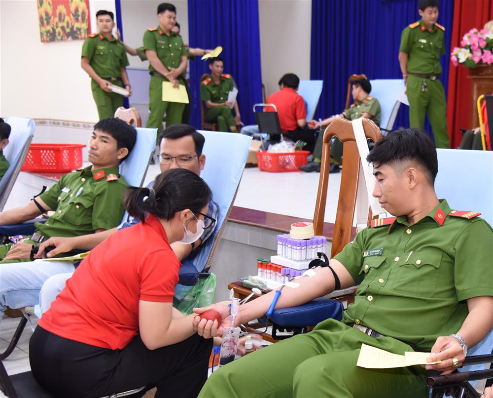Cán bộ, chiến sĩ Công an tỉnh Cà Mau tham gia hiến máu tình nguyện.