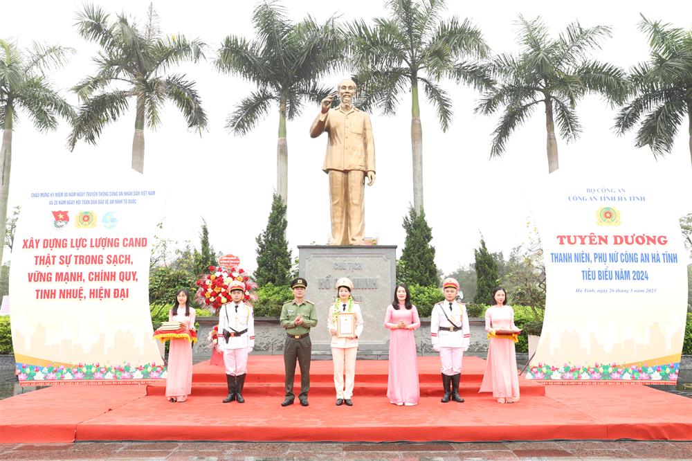 Thiếu tá Nguyễn Thị Kim Sen được tuyên dương gương Phụ nữ Công an Hà Tĩnh tiêu biểu năm 2024.
