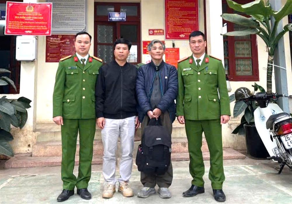 Công an phường Quyết Tâm giúp đỡ ông Nguyễn Văn Mười (cầm ba lô) về với gia đình an toàn.