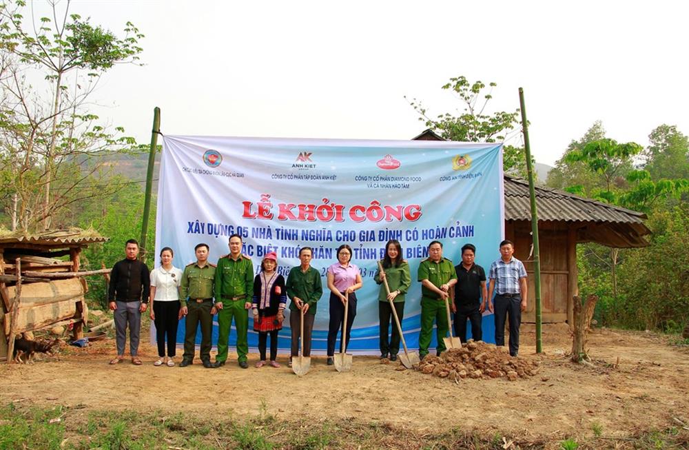 Đoàn tổ chức khánh thành xây dựng nhà tình nghĩa cho gia đình ông Vàng A Páo, bản Nậm Chim 1, xã Si Pa Phìn, huyện Nậm Pồ.