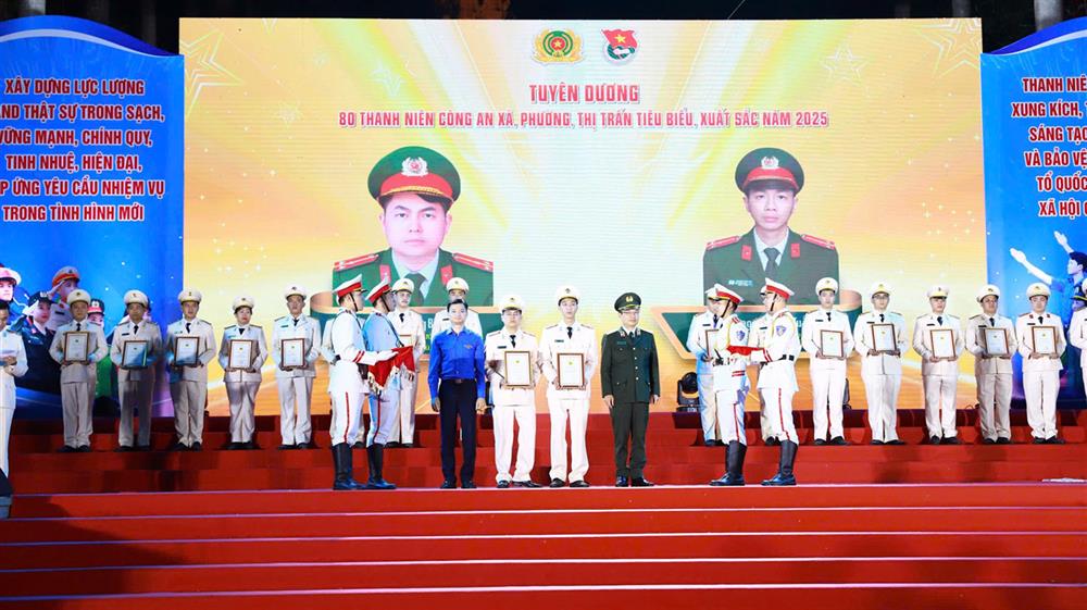 Thượng úy Hoàng Tuấn Vũ, Phó Trưởng Công an xã Hoàng Đồng được tuyên dương tại Lễ tuyên dương Thanh niên Công an xã, phường, thị trấn tiêu biểu năm 2025.