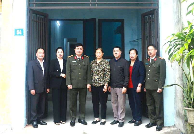 Các đại biểu cùng gia đình bà Mai Thuý Thanh tại căn nhà mới.
