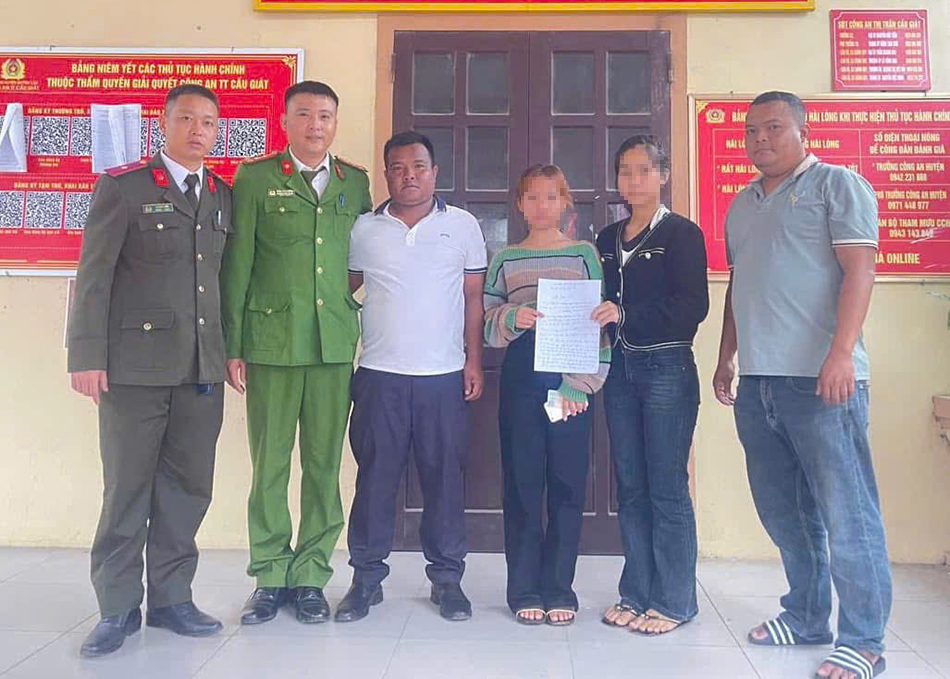 Công an thị trấn Cầu Giát, huyện Quỳnh Lưu, Nghệ An bàn giao 02 cháu H.N.B và H.C.A cho các đơn vị chức năng.