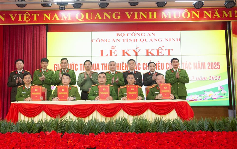 Đại diện 05 Cụm thi đua Công an cấp xã ký kết giao ước thi đua.