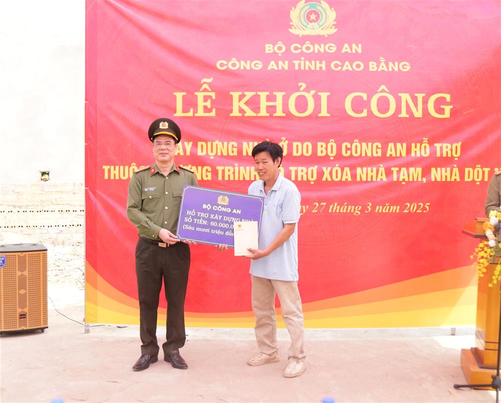 Thừa ủy quyền, Đại tá Vũ Hồng Quang, Giám đốc Công an tỉnh trao kinh phí từ nguồn hỗ trợ của Bộ Công an cho gia đình ông Đàm Văn Luận
