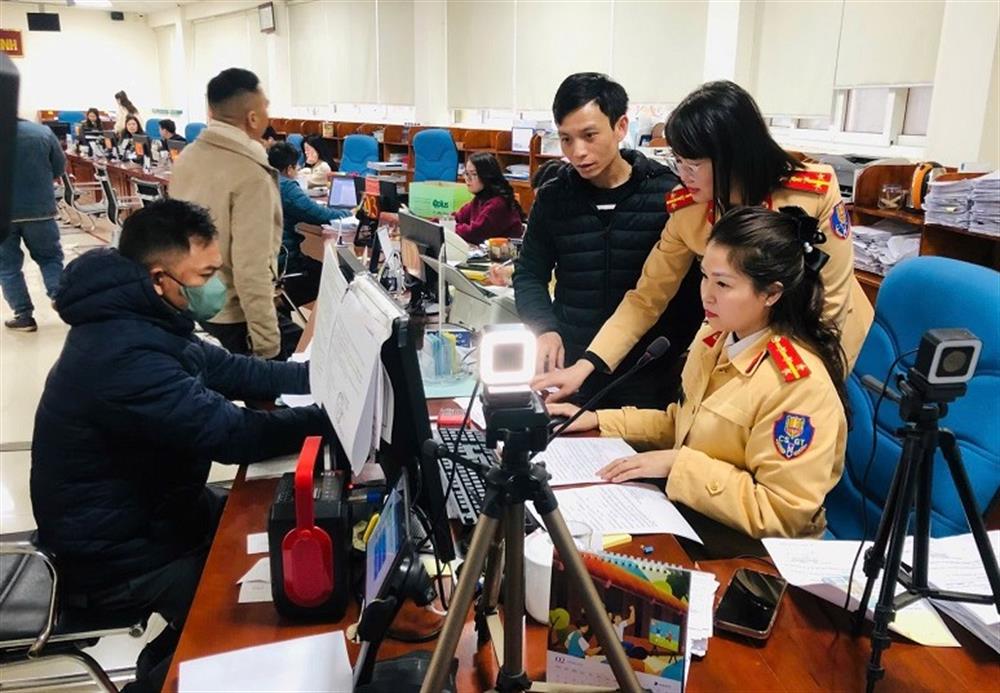 Cán bộ Phòng CSGT Công an Lạng Sơn tiếp nhận bàn giao hồ sơ sát hạch, cấp, đổi GPLX trên địa bàn tỉnh.
