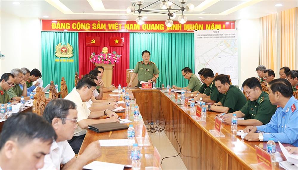 Đại tá Lâm Phước Nguyên, Giám đốc Công an tỉnh chủ trì Hội nghị triển khai kế hoạch và phương án phối hợp bảo đảm ANTT tại lễ hội.