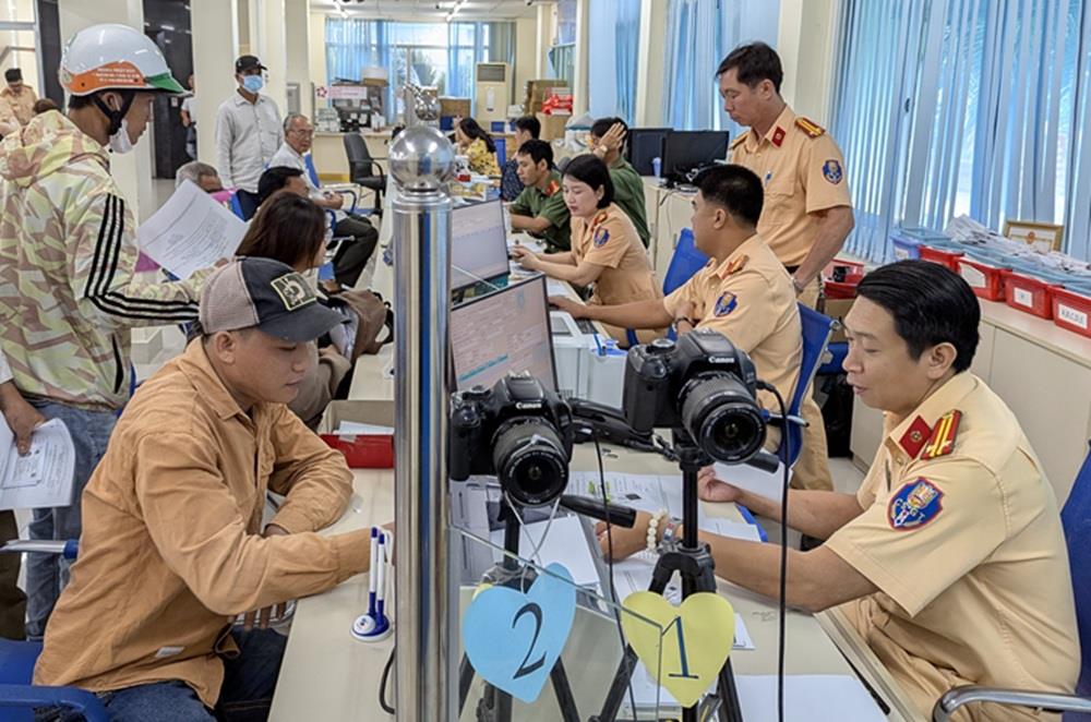 Người dân tỉnh An Giang đến làm thủ tục cấp, đổi GPLX.