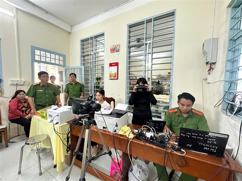 Công an xã thực hiện cấp căn cước cho công dân.