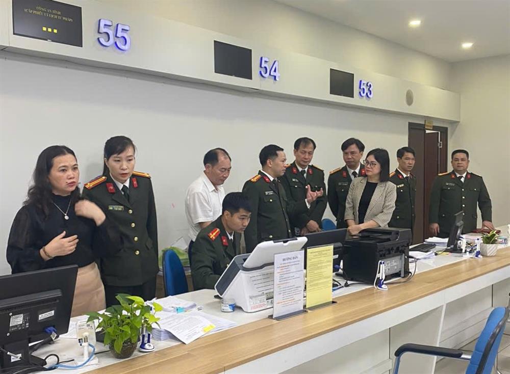 Thượng tá Phạm Văn Dũng, Phó Giám đốc Công an tỉnh kiểm tra quá công tác làm thủ tục cấp lý lịch tư pháp tại Trung tâm phục vụ hành chính công.