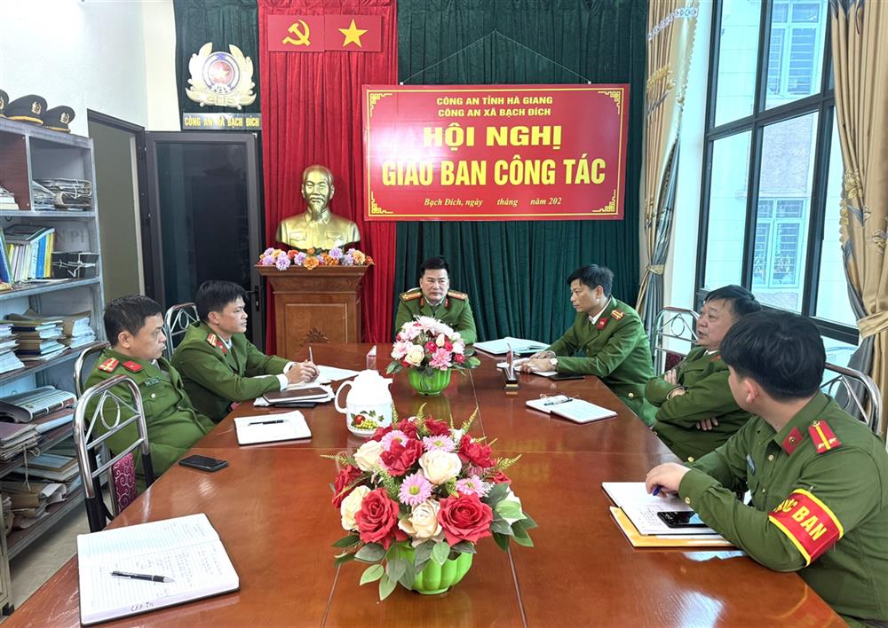 Công an xã Bạch Đích (huyện Yên Minh, tỉnh Hà Giang) tổ chức giao ban công tác sau khi triển khai thực hiện mô hình Công an 2 cấp. 
