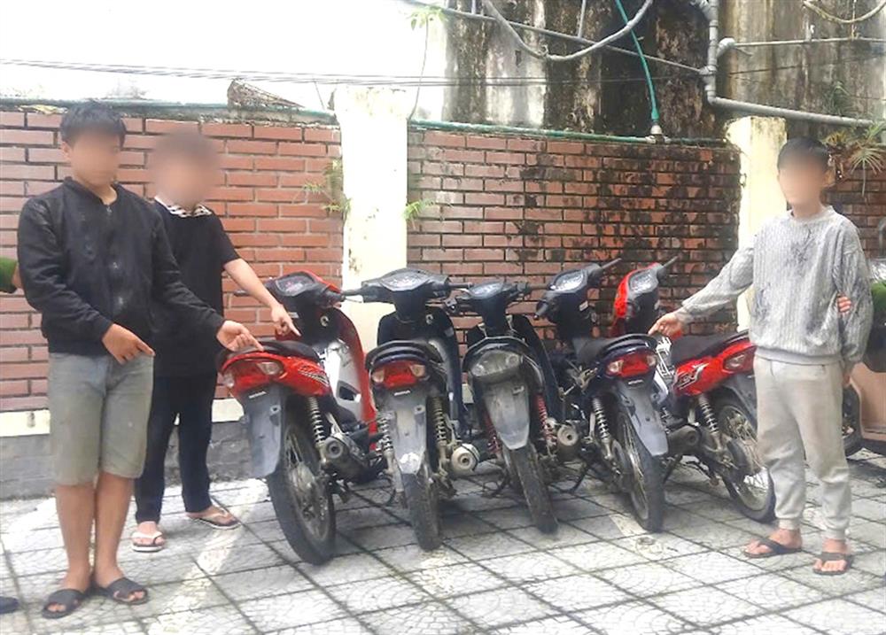 Các đối tượng tại cơ quan Công an.