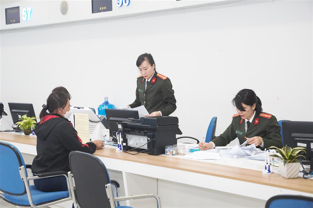 Phòng Hồ sơ nghiệp vụ làm thủ tục cấp phiếu lý lịch tư pháp cho công dân.
