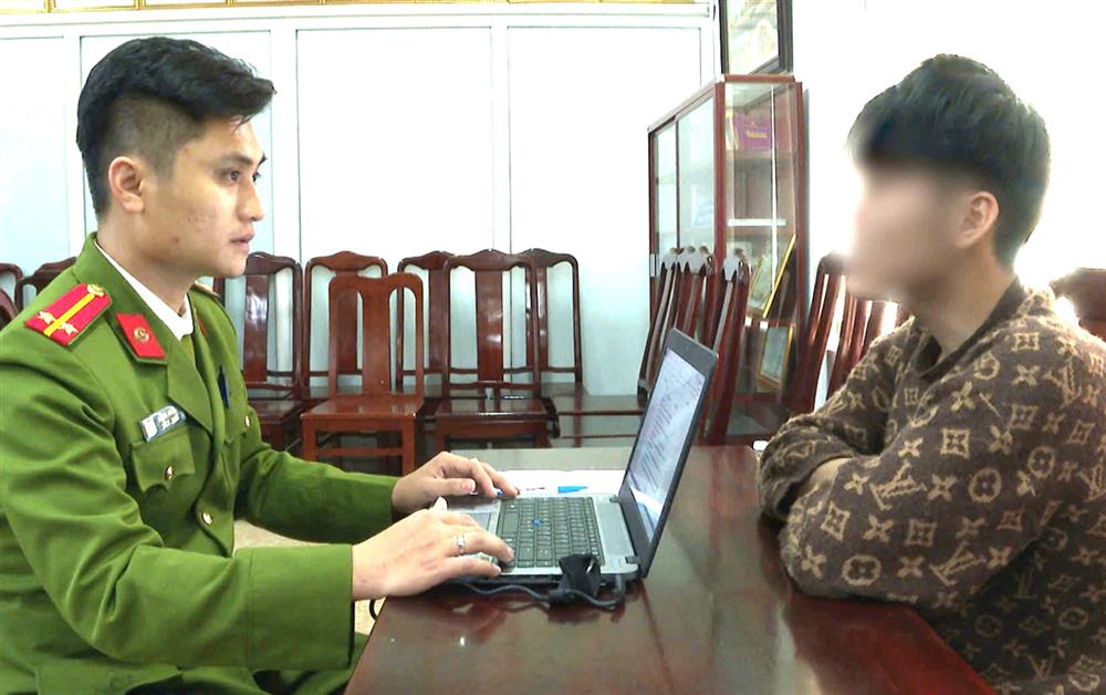 Cơ quan Công an làm việc với đối tượng trộm cắp xe máy và tài sản.