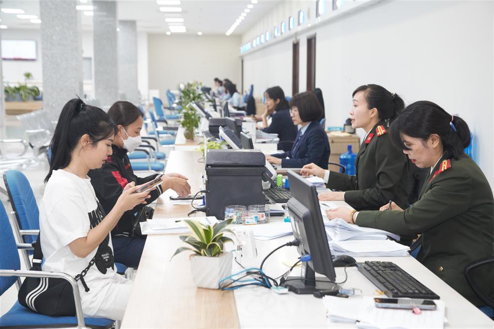 Người dân tỉnh Quảng Ninh hài lòng khi đến làm thủ tục cấp lý lịch tư pháp.