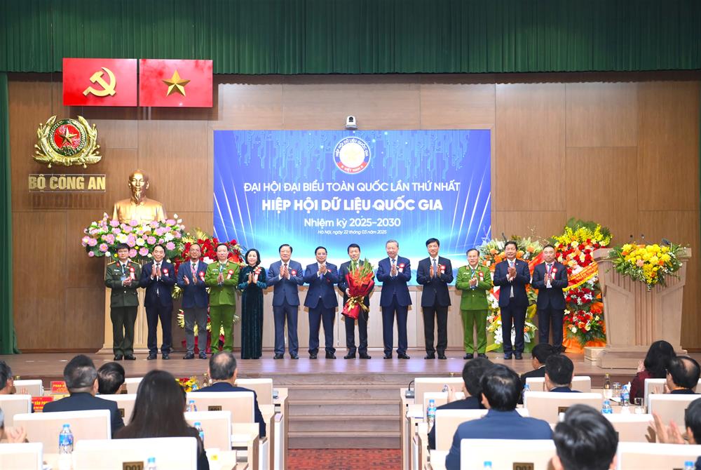 Tổng Bí thư Tô Lâm và Thủ tướng Phạm Minh Chính chúc mừng Ban Thường vụ Hiệp hội Dữ liệu quốc gia nhiệm kỳ 2025 - 2030.