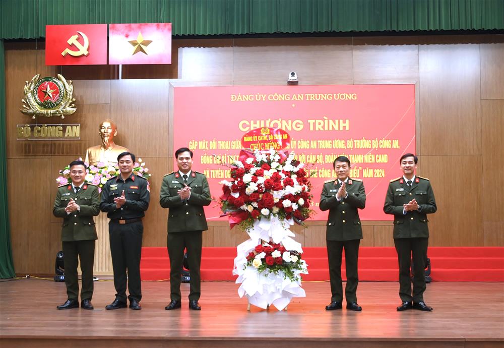Nhân kỷ niệm 94 năm Ngày thành lập Đoàn TNCS Hồ Chí Minh, 69 năm truyền thống Đoàn Thanh niên Bộ Công an, Đảng ủy CATW, lãnh đạo Bộ Công an có lẵng hoa tươi thắm chúc mừng đồng chí Bí thư thứ nhất Trung ương Đoàn và Ban Thanh niên CAND.