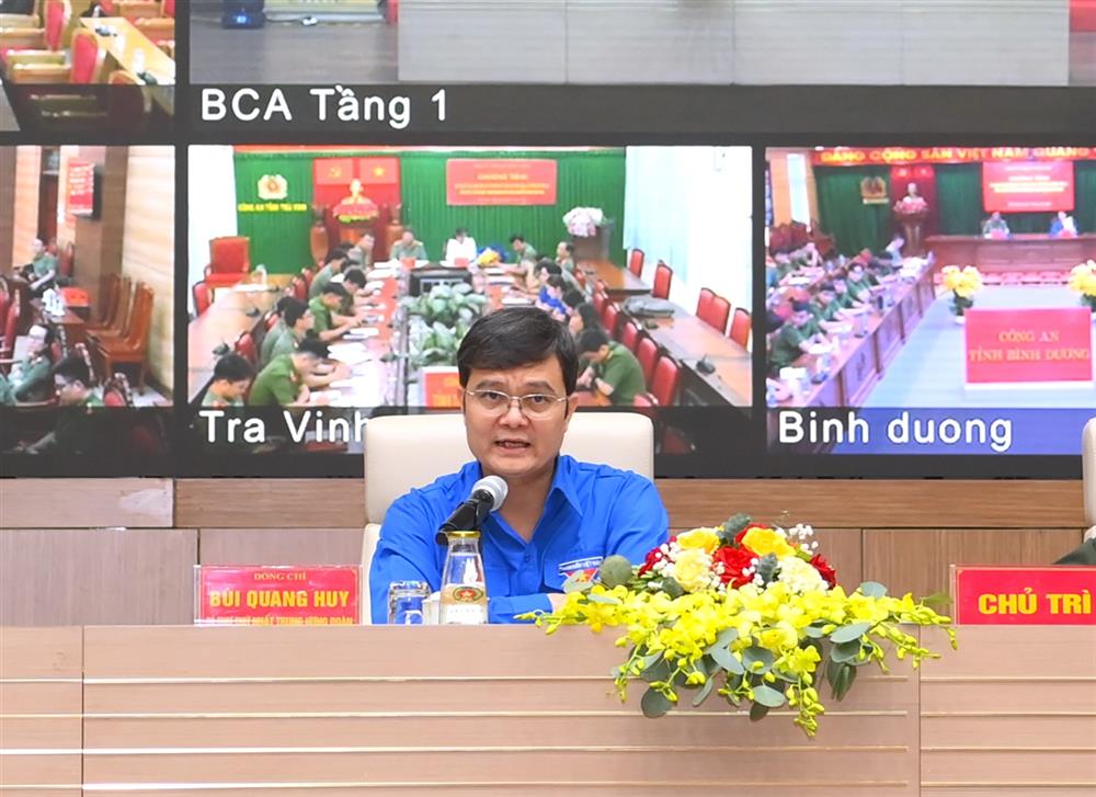 Bộ trưởng Lương Tam Quang và Bí thư Thứ nhất Trung ương Đoàn Bùi Quang Huy trả lời các câu hỏi của đoàn viên, thanh niên CAND
