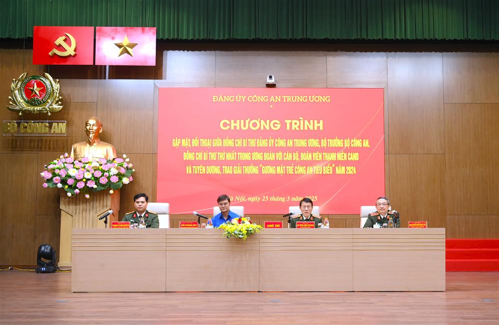Bộ trưởng Lương Tam Quang và Bí thư Thứ nhất Trung ương Đoàn Bùi Quang Huy đã đồng chủ trì đối thoại với đoàn viên, thanh niên CAND.