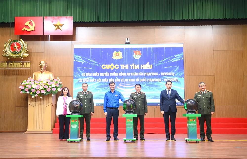 Bộ trưởng Lương Tam Quang; đồng chí Bùi Quang Huy, Bí thư thứ nhất Trung ương Đoàn TNCS Hồ Chí Minh cùng các đại biểu bấm nút phát động Cuộc thi tìm hiểu 80 năm Ngày truyền thống CAND, 20 năm Ngày hội toàn dân bảo vệ an ninh Tổ quốc trong tuổi trẻ Việt Nam.