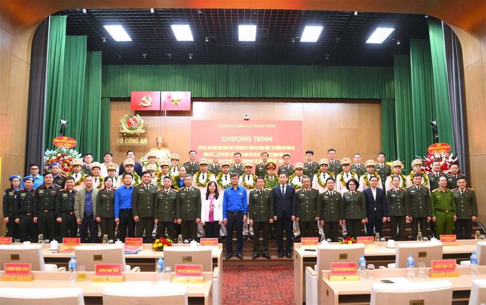 Bộ trưởng Lương Tam Quang cùng các đại biểu dự chương trình.
