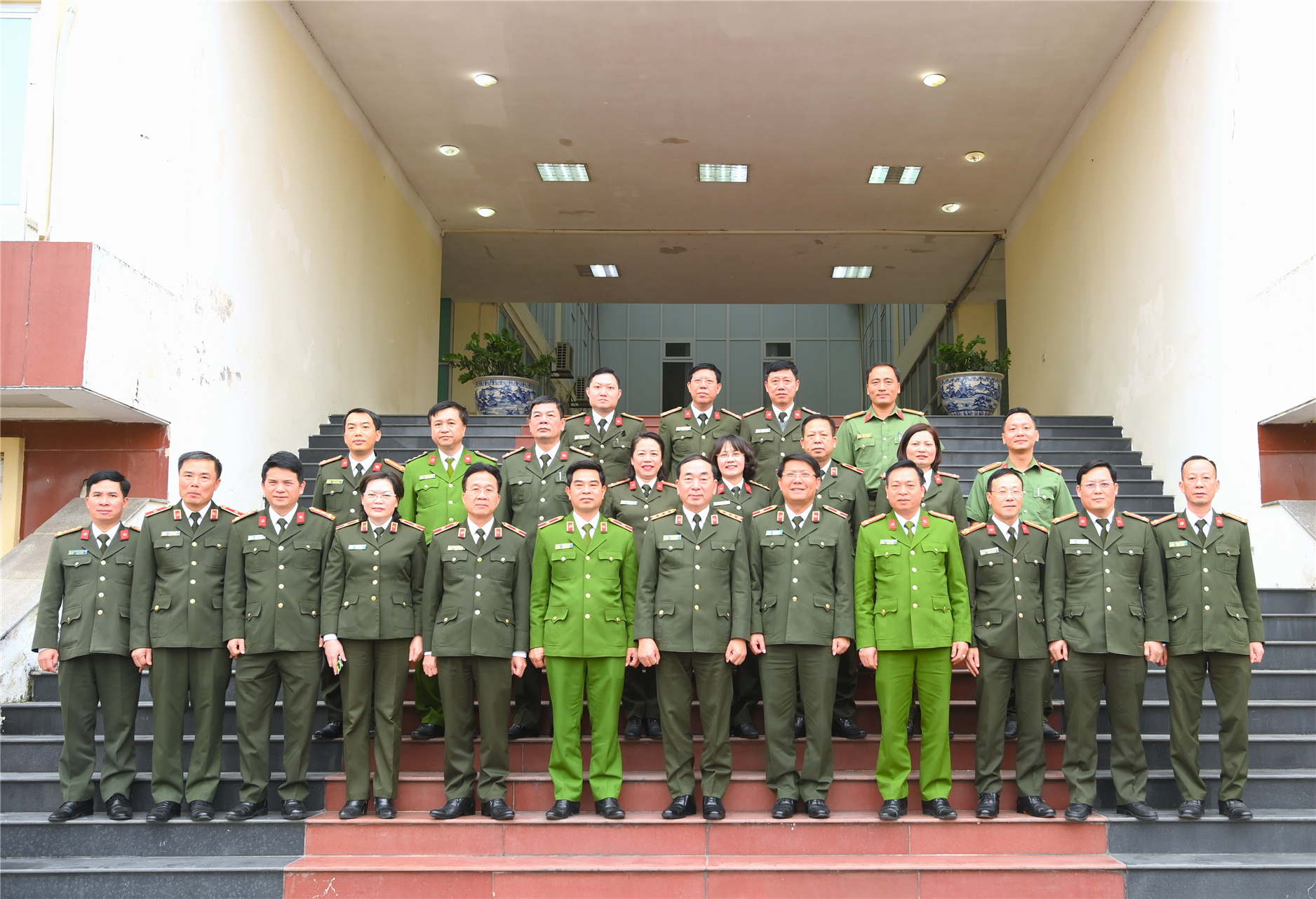 Thứ trưởng Trần Quốc Tỏ cùng các đại biểu dự Hội nghị.
