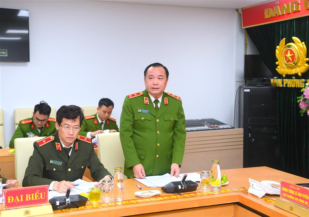 Trung tướng Trần Văn Thiện, Cục trưởng Cục Cảnh sát QLTG, CSGDBB, TGD thông báo Quyết định của Bộ Công an và báo cáo tiến độ xây dựng Đề án.