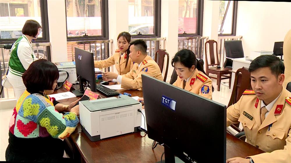 Cán bộ Phòng CSGT Công an Bắc Ninh hướng dẫn người dân thủ tục cấp, đổi GPLX cho người dân.